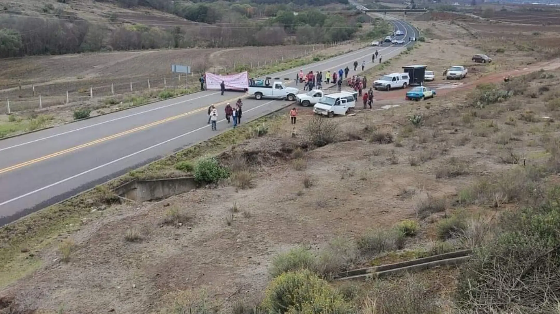 Pobladores vuelven a cerrar la autopista Tlaxco-Tejocotal en Chignahuapan 